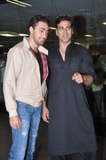 Akshay Kumar and Imran Khan return from Dubai in Mumbai Airport on 12th Aug 2013 (15).JPG